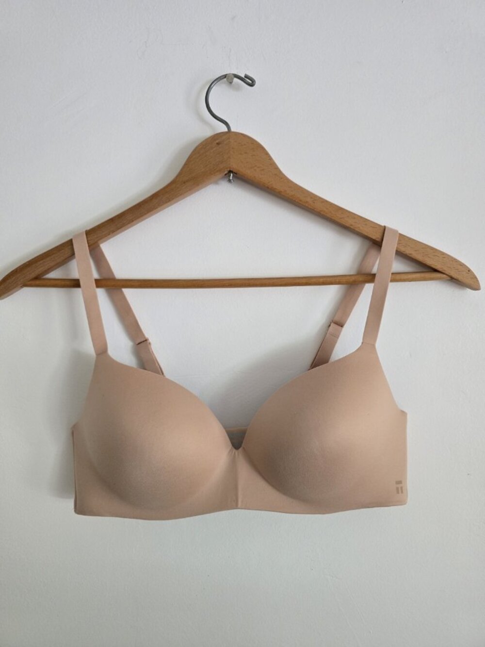 Tommy John Second Skin Lightly Lined Demi Bra 38C Wireless Molded Beige T-Shirt